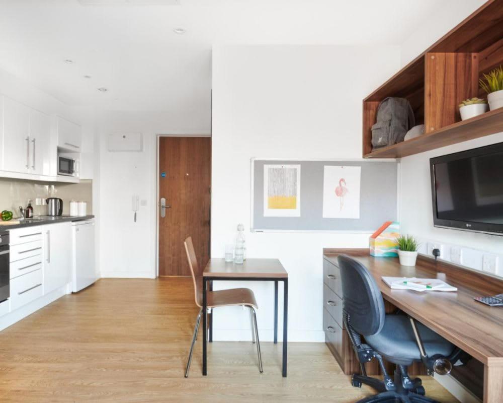 Zeni Central Exeter Studios Экстерьер фото